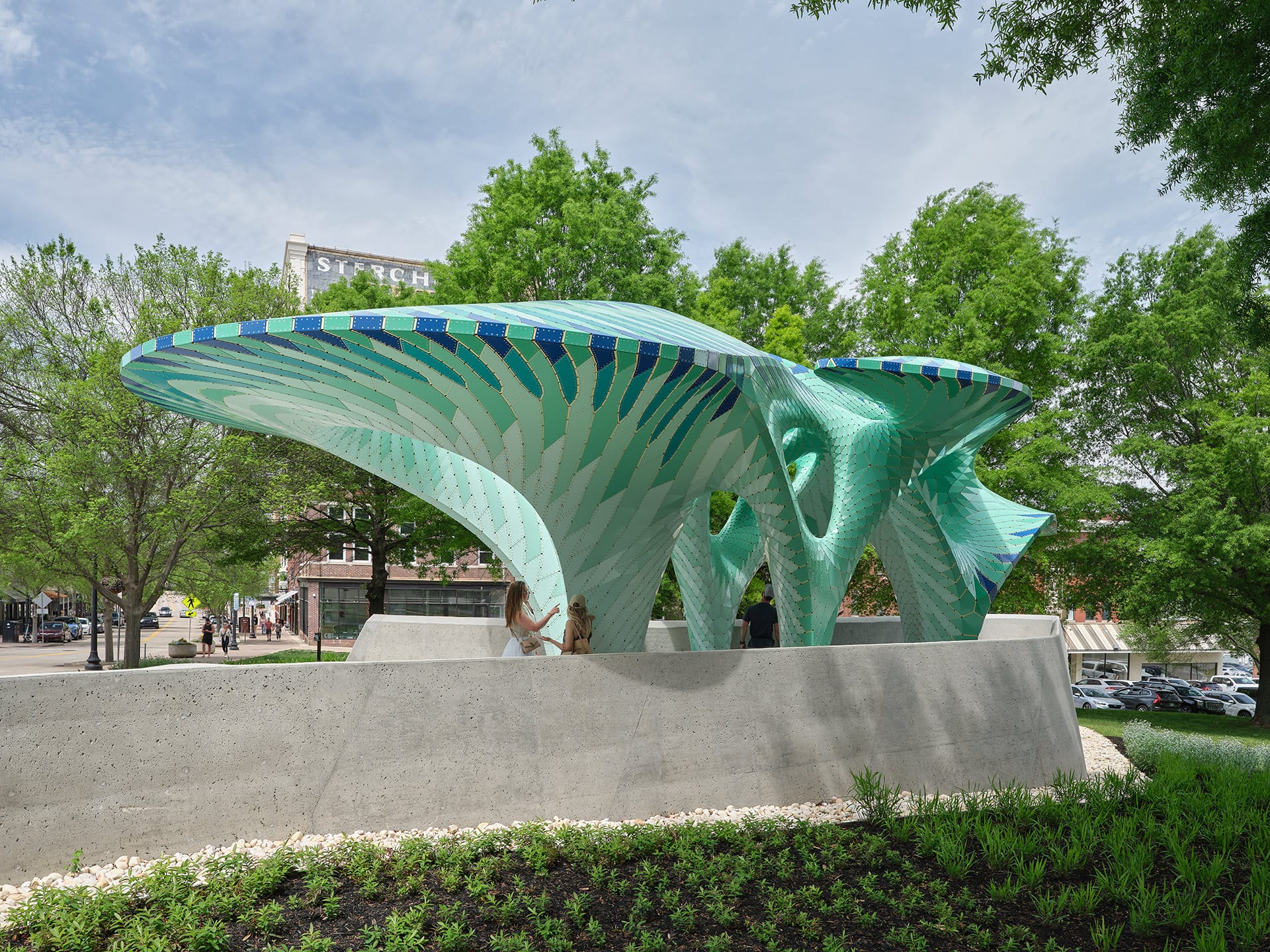 A Sculpture Made of Tens of Thousands of Aluminum Facets Writhes in a Knoxville Park