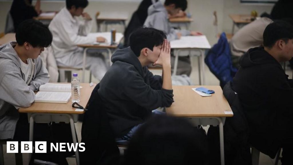 Suneung: South Korea exam chief quits over insane English test