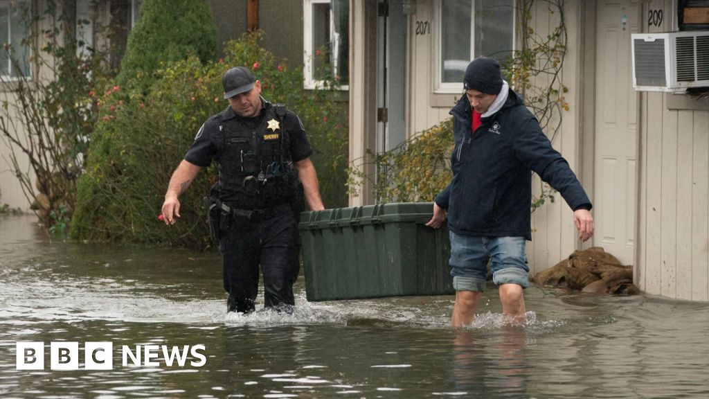Thousands ready to evacuate as flooding hits Pacific Northwest