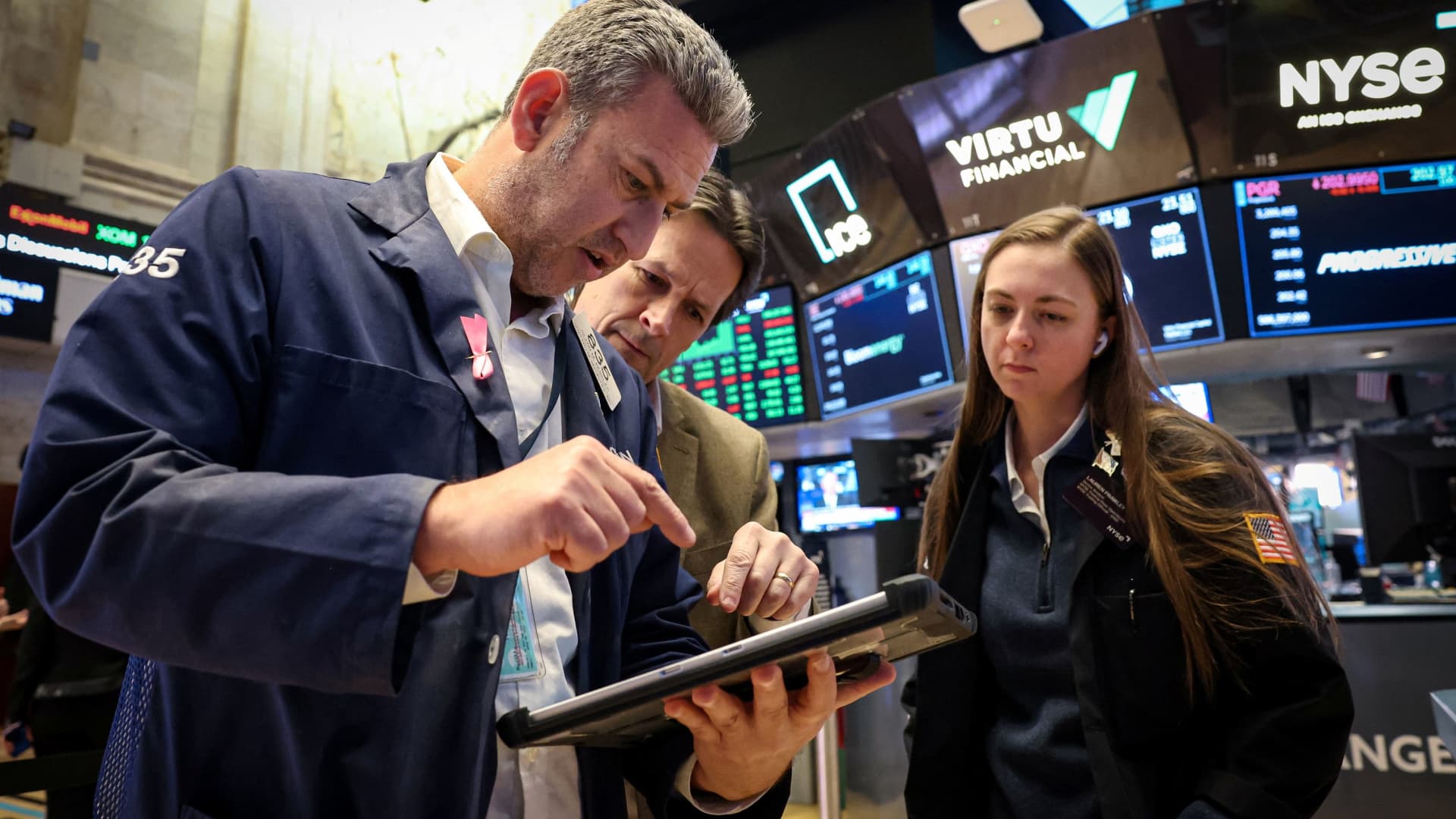 S&P 500 steady amid tech pressure and weak jobs