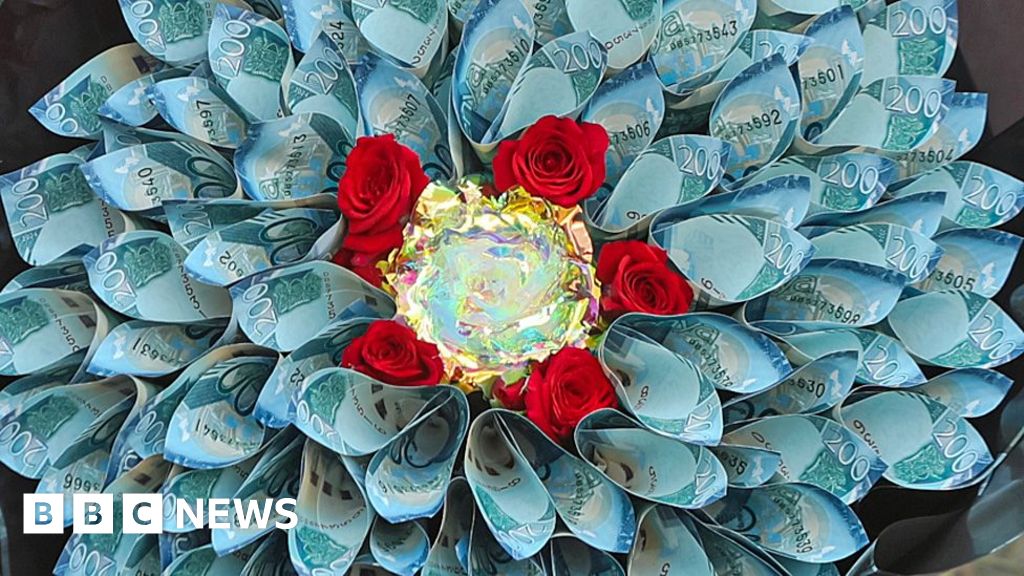 Kenyas central bank warns against use of banknotes to make cash bouquets