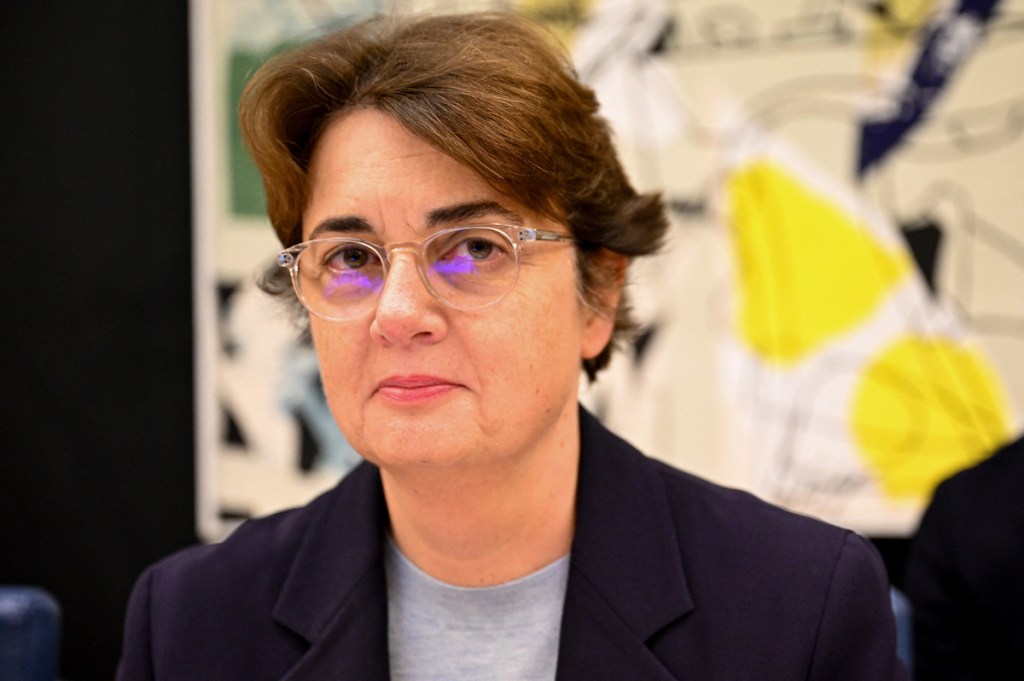 Louvre Director Laurence des Cars Resigns After Heist and Internal Turmoil