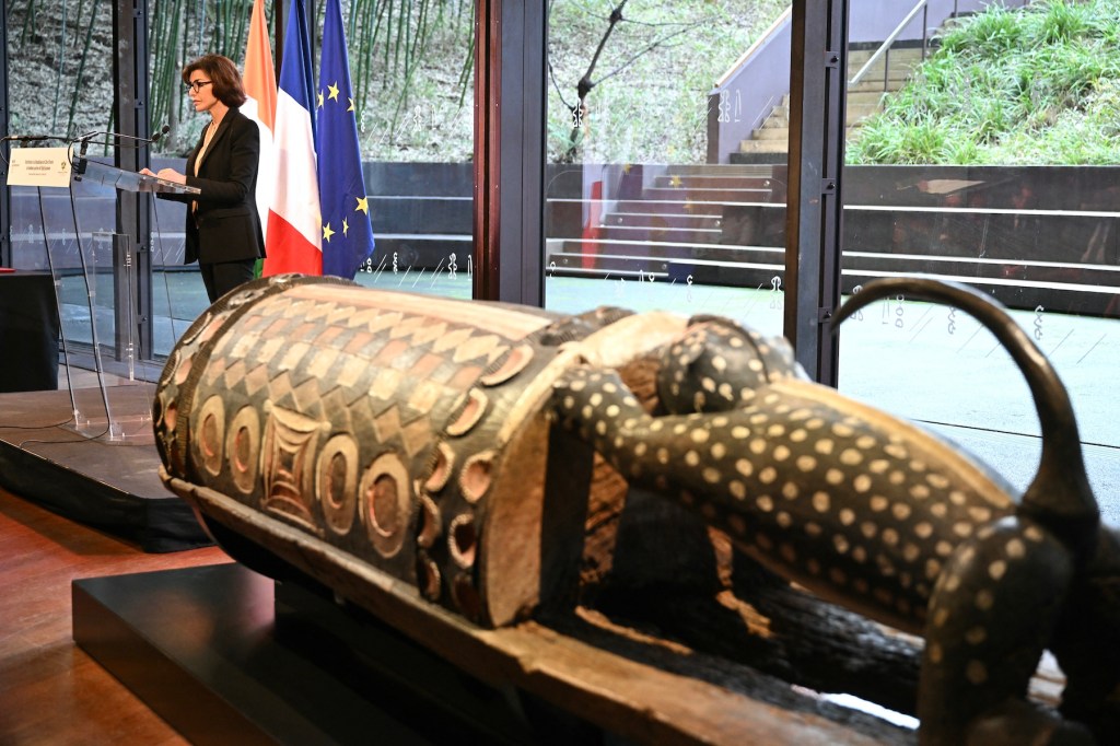France Returns Looted ‘Talking Drum’ to the Republic of C&ocirc;te d’Ivoire