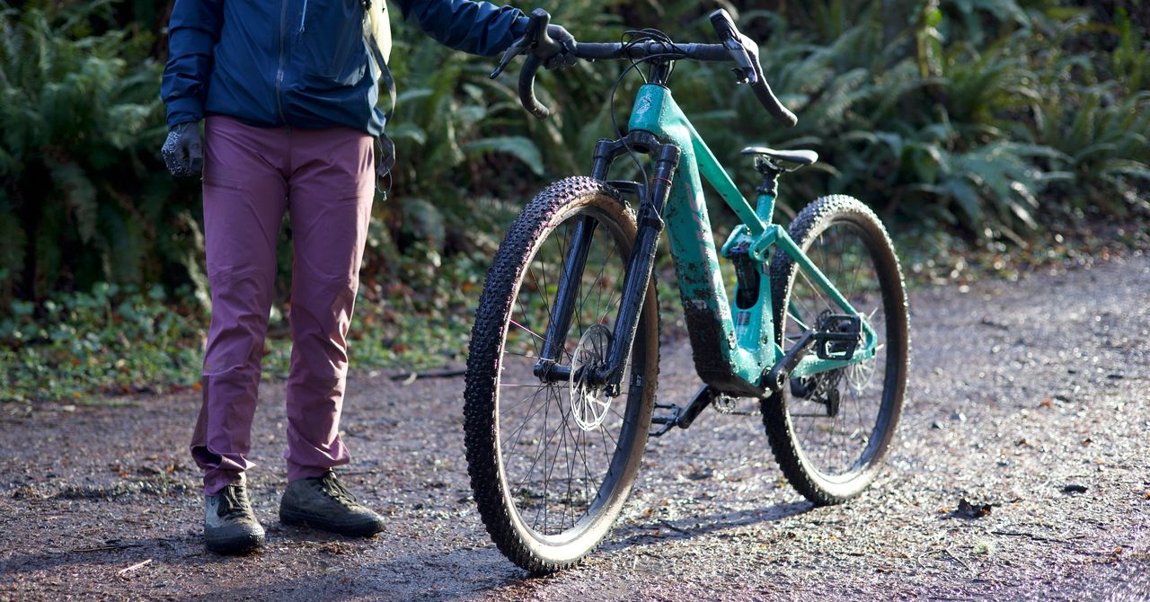 The Salsa Wanderosa Lets You Go 25 Mph on Gravel Without Shaking Your Arms Off