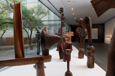 Thaddeus Mosley, Sculptor Who Wielded Heavy Wood with a Light Touch, Dies at 99