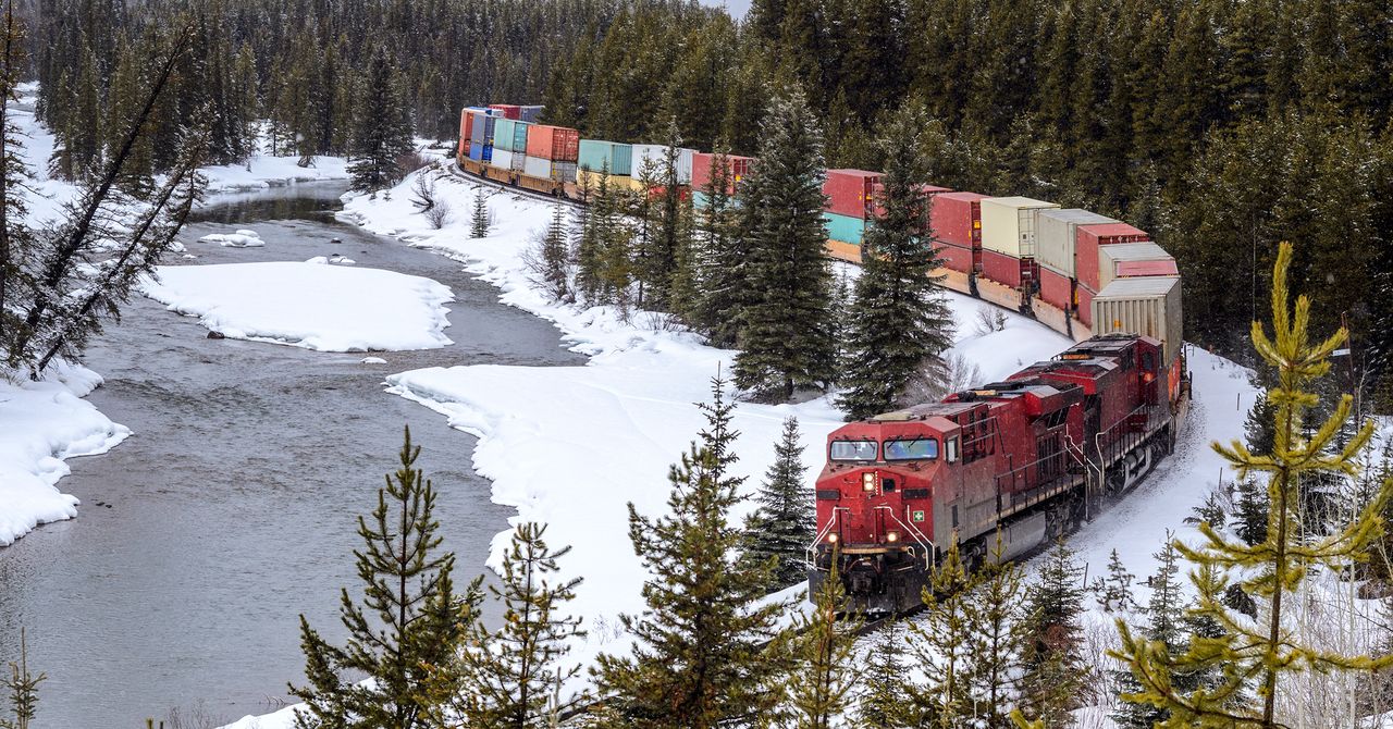 How Can a Locomotive Pull a Long Train That&rsquo;s Much Heavier?