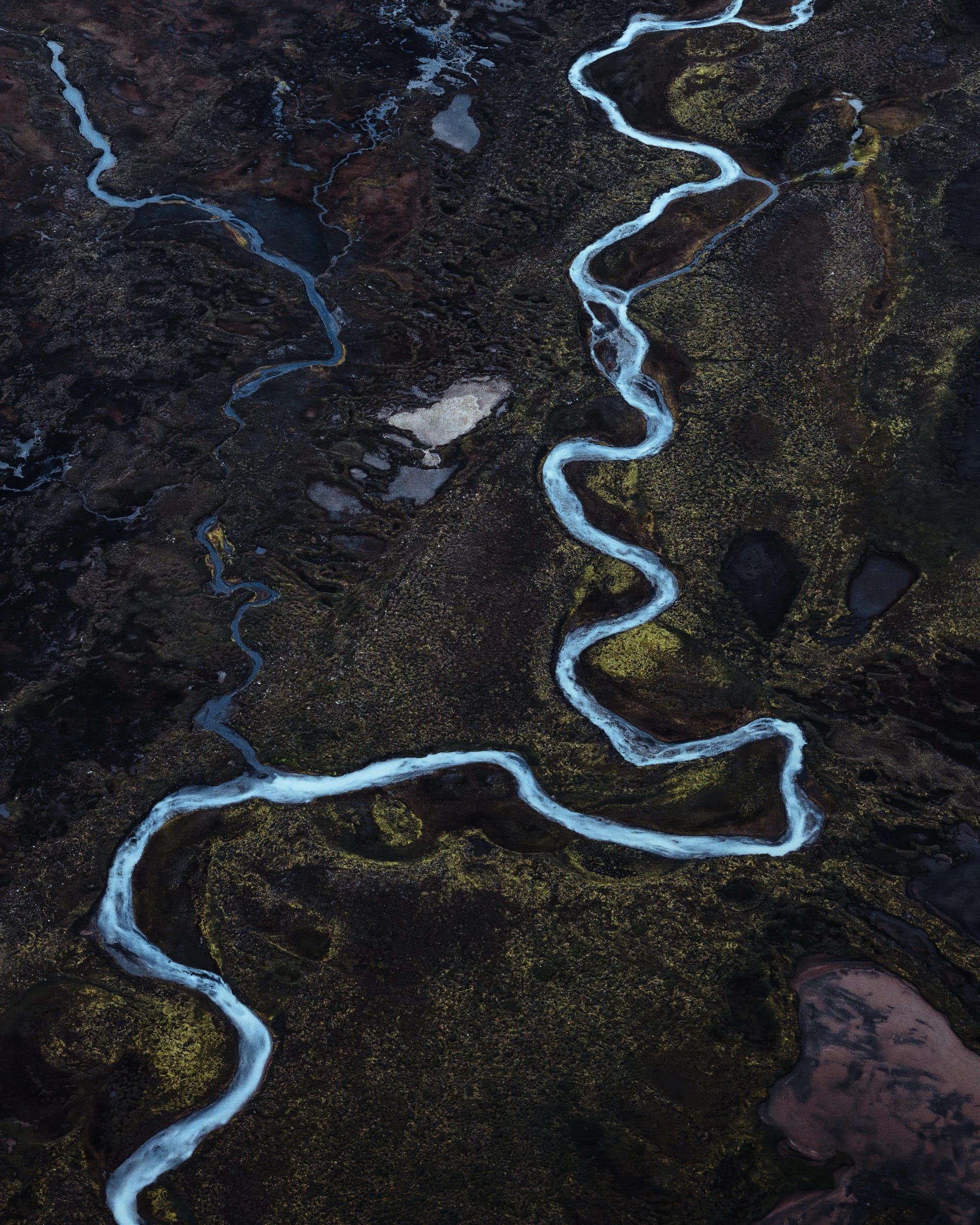 Dani Guindo's Dramatic Aerial Photos Reveal the Ghostly Outline of an Icelandic Glacier