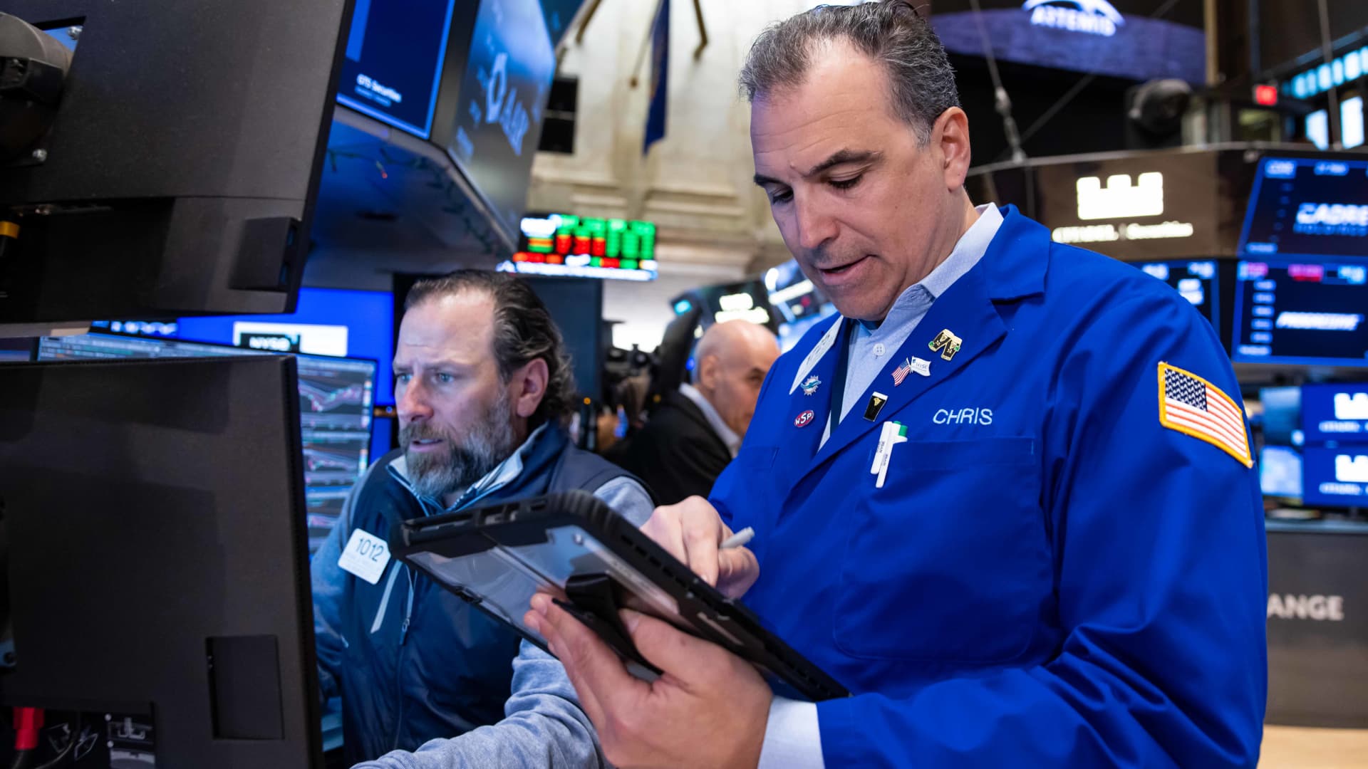 S&P 500 rises to record to kick off May trading as oil falls, Apple shares jump: Live updates