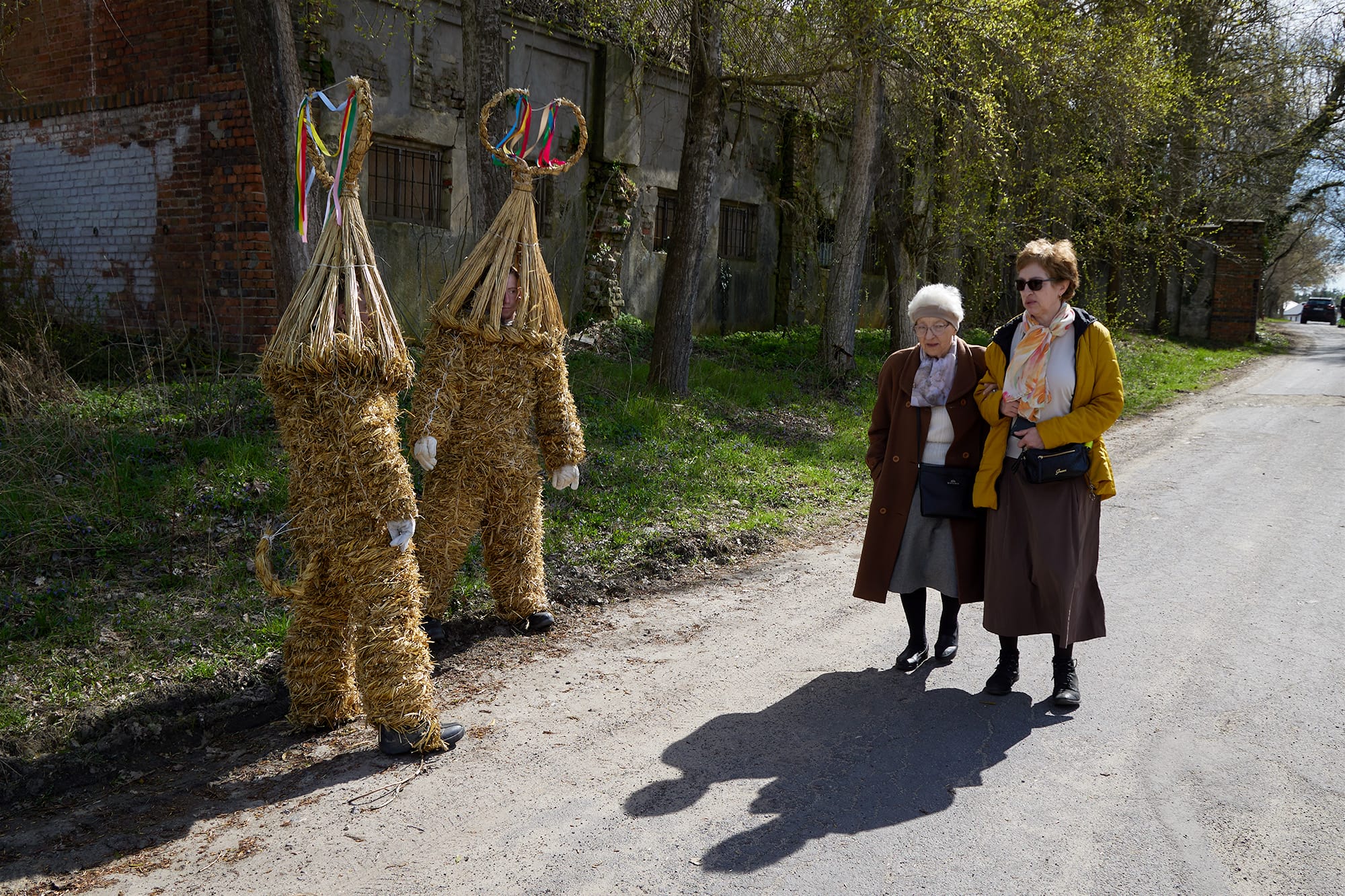 Janusz Jurek Embraces the Weirdness of Everyday Life in Captivating Street Photographs