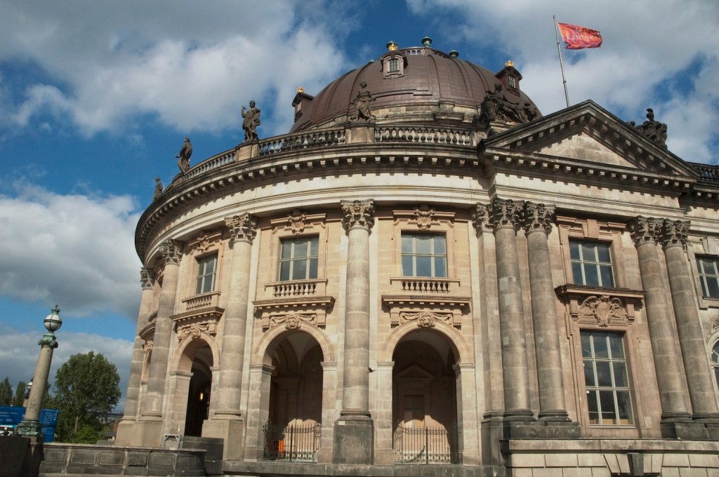 Activist Super-Glues Herself to Display Cabinet at Berlin&rsquo;s Bode Museum