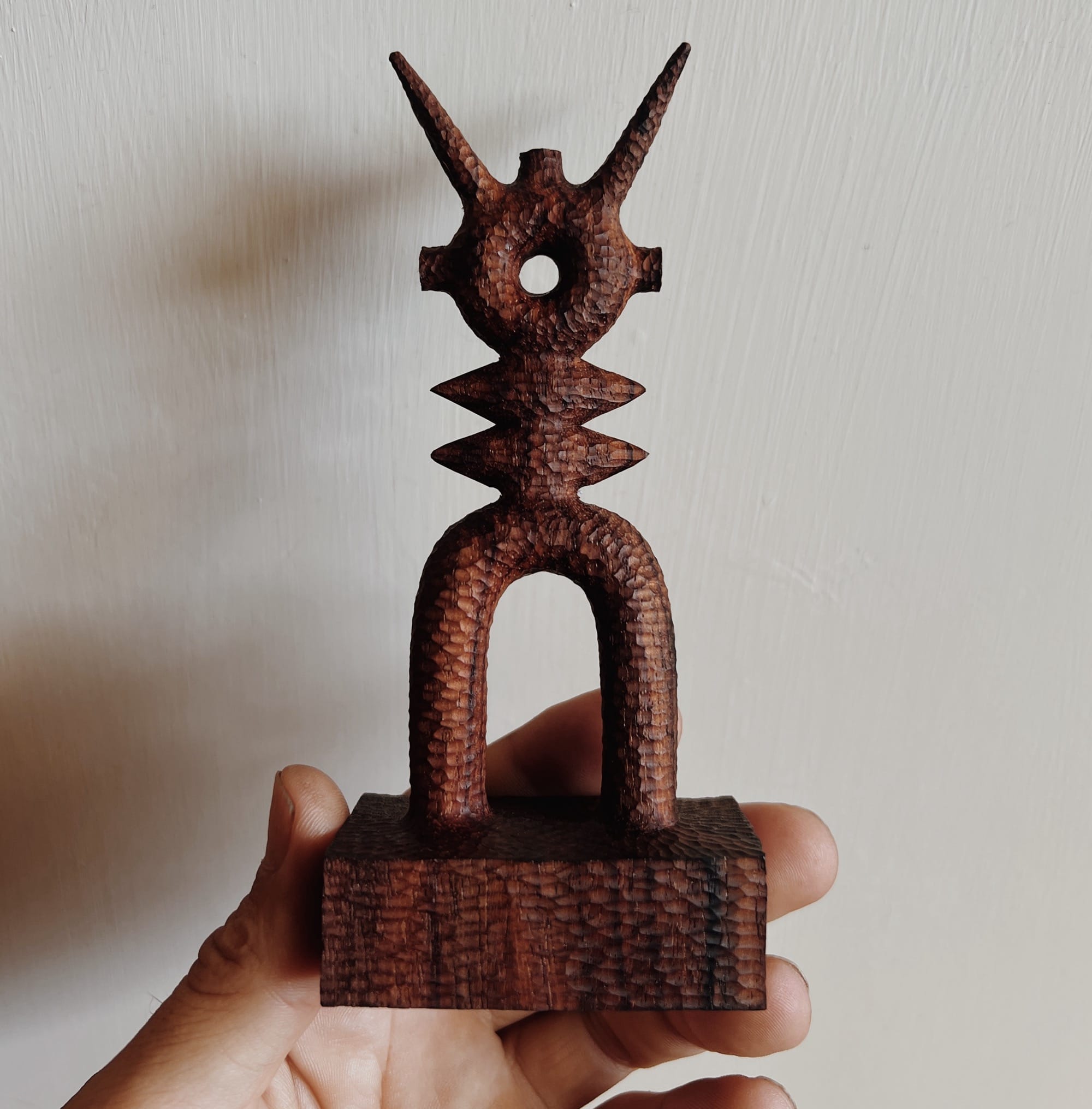 Retrofuturistic Figures Emerge from Wood in Playful Sculptures by Aleph Geddis Retrofuturistic Figures Emerge from Wood in Playful Sculptures by Aleph Geddis